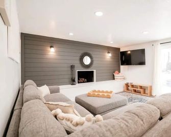 Bright 5-BDR Home in the heart of Ogden-3600 sq.ft - Ogden - Living room