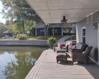Premier Host 5 Star Review Lake Guntersville-Boom System-NO eel grass swim area - Scottsboro - Patio