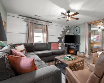 Lakefront on Lake Mitchell! - Clanton - Living room