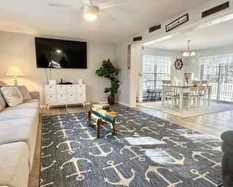 5br Waterfront Hot Tub Kids Playscape Pets Family Compound! - Gouldsboro - Sala de estar