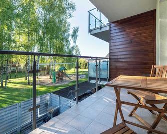 Spacious Two-Bedroom Apartment with 2 Parking Spaces by Noclegi Renters - Gdansk - Balcón