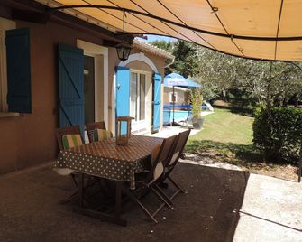 Charming little villa in the countryside. Ideal place for a well-deserved rest - Buisson - Patio