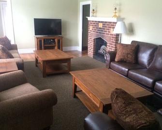 Luxury 4 Br Downtown Historic Home, Walk To Restaurants, Shops And Nrg Park. - Fayetteville - Wohnzimmer