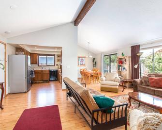 All the Comforts of Home Salem 3 br/2ba Family Neighborhood - 5 Min to Downtown - Keizer - Living room