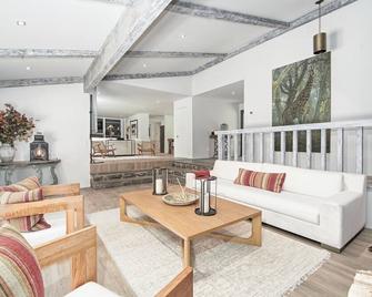 Charming Country Retreat - Fairfield - Living room