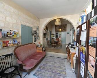 Simsim Guesthouse - Hostel - Nazareth - Living room