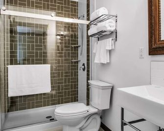 Webber Hotel - Lyndonville - Bathroom