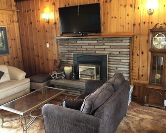 Kawartha Lake, Sturgeon Lakefront Cottage Sleeps 8+ - Lindsay - Huiskamer