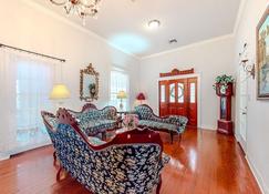 Oak Street Bungalow - Arcadia - Living room