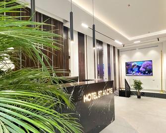 Hotel Saint-Andre - Montreal - Front desk