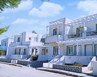 Anna Zisimos - אדאמאס - בניין