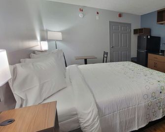 HomeTowne Studios by Red Roof Egg Harbor-Atlantic City Airport - Egg Harbor Township - Bedroom
