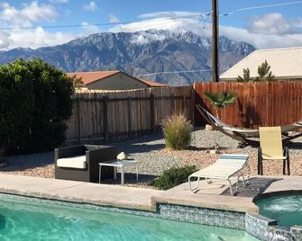 Kardashian Manor - Desert Hot Springs - Pool