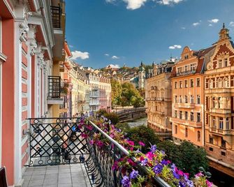 فندق سالفاتور - كارلوفي فاري - شرفة