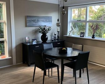4 Bed House Sleeps 8 -Car Barbecue Balcony - Reykjavik - Dining room
