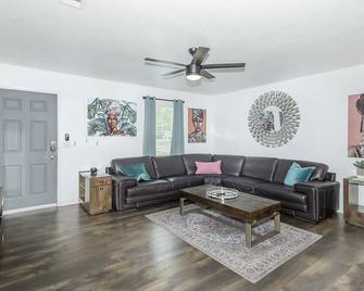 The Total Package! - Clinton - Living room
