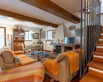 3 Bedroom Stunning Home In Uzzano Pt - Uzzano - Sala de estar