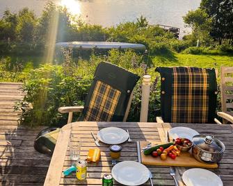 Luxury cottage / ski chalet directly to lake, sandy beach & forest - Gislaved - Patio