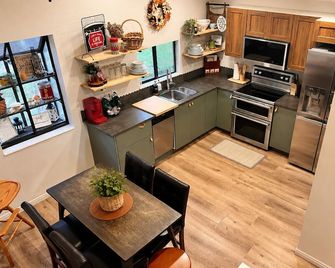 Spotless Gem! Game room, deck & fire-pit. Minutes to downtown Sleeps 10 - Price - Kitchen