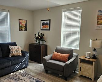 Charming studio apartment with full kitchen and washer/dryer combo in Trinidad. - Trinidad - Living room
