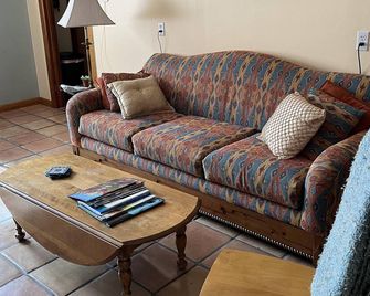 La Casita: Charm/Privacy, Stunning Patio, Pet Friendly - Bisbee - Living room