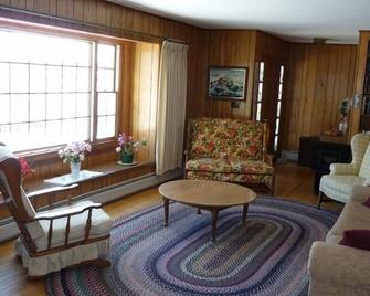 Ocean front house with two private beaches-- on a peninsula--spectacular views! - Milbridge - Sala de estar