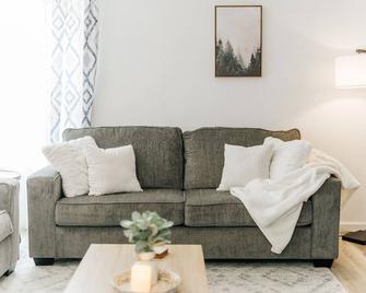 Tranquil Luxury: Modern Comfort! - Lynchburg - Oturma odası