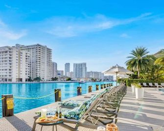 Modern Resort Apartment with Balcony Pool Gym - Hallandale Beach