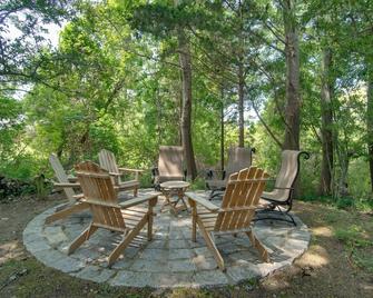 Walk to Beach and Lighthouse Oak Bluffs Studio! - Oak Bluffs - Patio