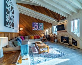 Walk to Ski Condo + Views, Fireplace, Jacuzzi 438 - Mammoth Lakes - Soggiorno