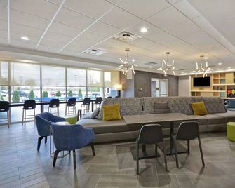 Explore, Rest, Enjoy: Free Breakfast And Parking, Onsite Pool, Pets Allowed - Grand Rapids - Salónek