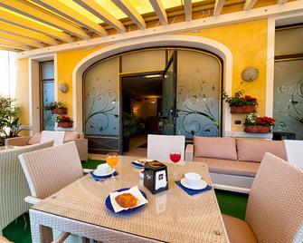 Hotel San Giacomo Sport & Relax - Paderno del Grappa - Patio