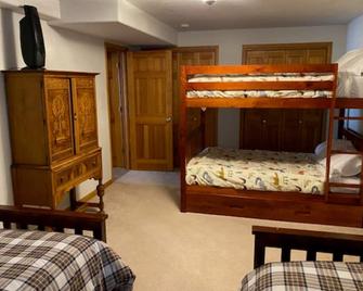 This spacious single home combines modern amenities with a cozy mountain feel - Laramie - Bedroom