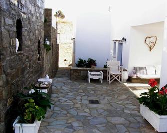 Elena Studios and Apartments - Parikia - Innenhof
