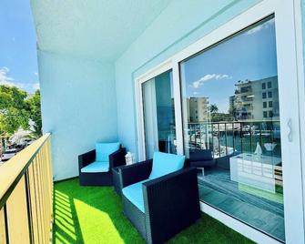 Waterfront 1br Parking Walk To The Beach - North Miami Beach - Balcony