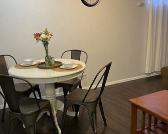 Lake Loveland Getaway -- Private and Comfortable -- Dog Friendly - Loveland - Dining room