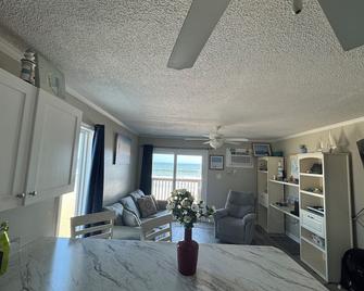 Oceanfront Retreat 1 bedroom! Gorgeous and Serene. Sleeps 2-4 - North Topsail Beach - Living room
