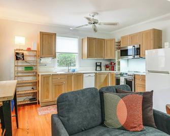 Walk Downtown: Takoma Park Escape w/ Large Yard! - Takoma Park - Cocina
