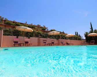 Exotic Farmhouse in Montalto di Castro near Sea - Montalto di Castro - Zwembad