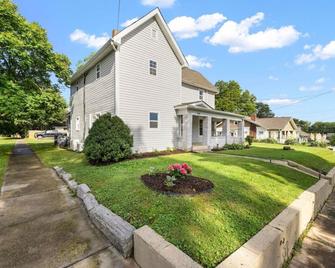 Remodeled Apartment Blocks from Downtown Bristol - Bristol - Building