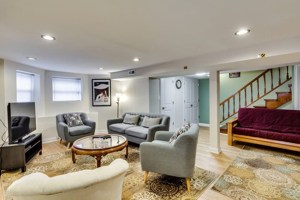 Perfect for Groups! Steps to the Beach and Room for All! Enjoy All Andersonville Has to Offer! by AllSet Turnover - שיקאגו - סלון
