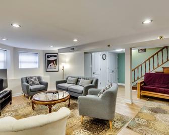 Perfect for Groups! Steps to the Beach and Room for All! Enjoy All Andersonville Has to Offer! by AllSet Turnover - Chicago - Living room