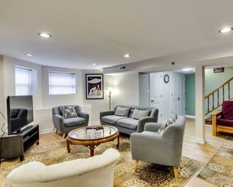 Perfect for Groups! Steps to the Beach and Room for All! Enjoy All Andersonville Has to Offer! by AllSet Turnover - Chicago - Salon