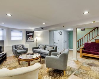 Perfect for Groups! Steps to the Beach and Room for All! Enjoy All Andersonville Has to Offer! by AllSet Turnover - שיקאגו - סלון