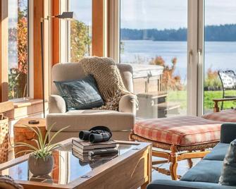 Oceanfront Timberframe Home | Pool, Hottub & Views - Campbell River - Living room