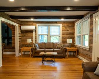 Farmhouse 1903 Renovated w Pond and Stream on Kittatiny Park - Newton - Living room