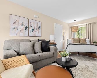 New! Comfy & Cozy Private Studio Flat - Roseville - Living room