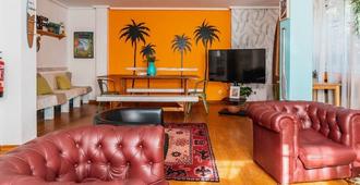 Family Surfers las Dunas Hostel - Salinas - Living room