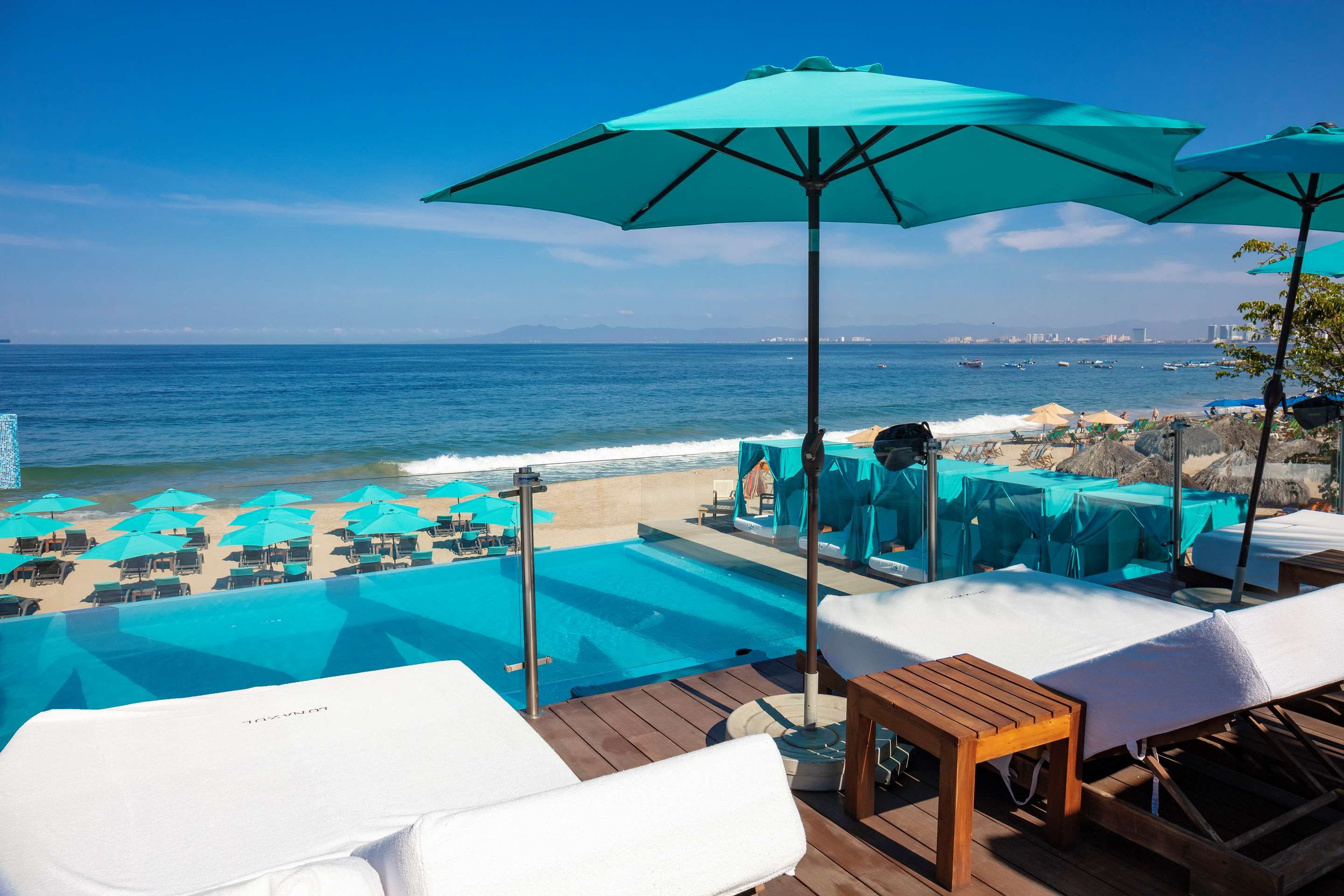 ألمار ريزورت لاكشري إل جي بي تي بيتش فرونت إكسبريانس