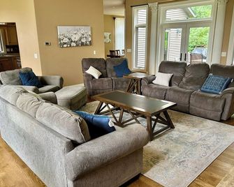 Come Stay like Kings and Queens in this Castle style Home- Beautiful and Private - La Crescent - Living room